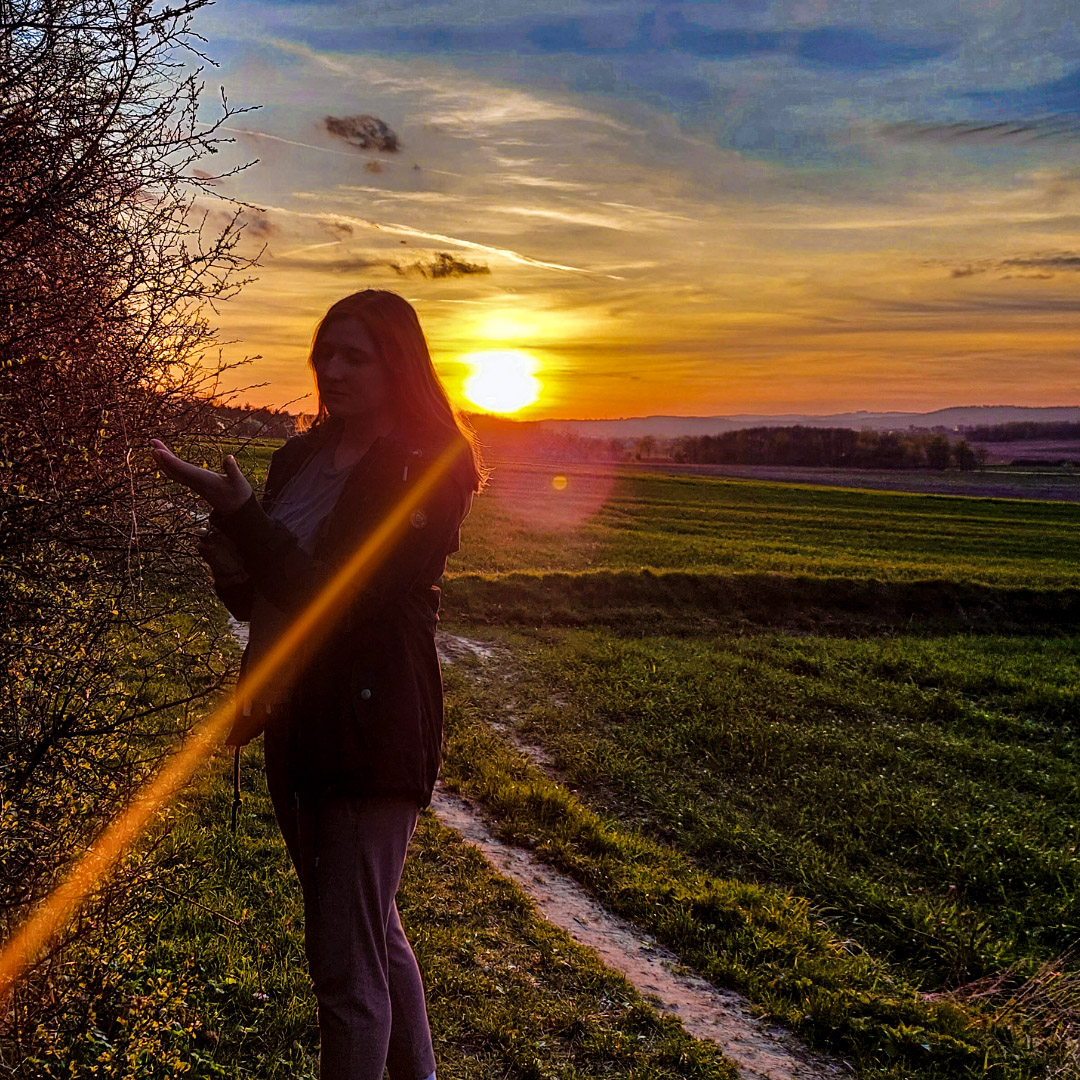 Gosia – fotografka specjalizująca się w naturalnych sesjach plenerowych w Krakowie