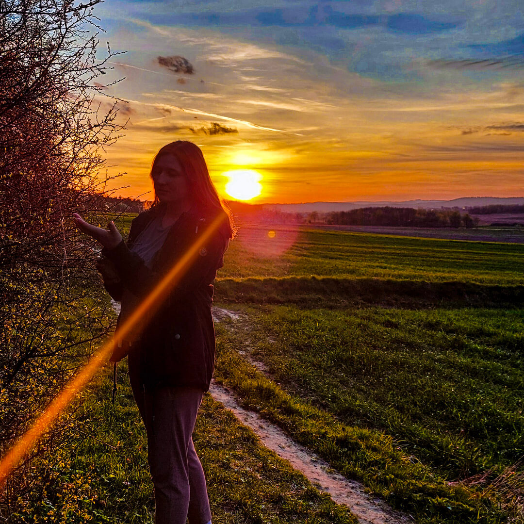 Gosia – fotografka specjalizująca się w naturalnych sesjach plenerowych w Krakowie